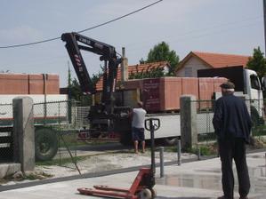 15.07.2011 Prišli prvé tehly