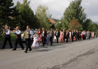 vysněný průvod do kostela se nejspíš uskuteční... táta nemá nic proti... myslela jsem totiž, že mě bude chtít odvézt. (Fotka půjčena od baj, děkuji)