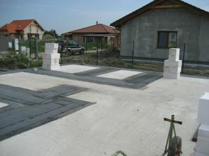 04/06/2011 - konecne sa nieco zacina diat, izolacia hotova a ide sa pomalicky na to...