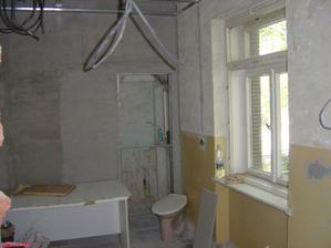 Začali sa búracie práce. Zväčšovali sme WC, upravovali špajzu, kuchyňu sme rozšírili o časť izby, ktorá bola pre slúžku :-).