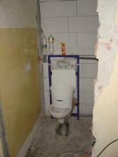 Závesné WC, aby sme získali viac miesta.