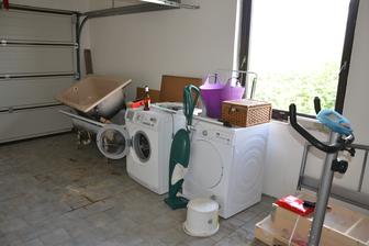 Jsme vystěhovaní v obouch garážích a sklepě. Místa už moc není a to nahoře je ještě kuchyňská linka, sedací souprava a velká skříň.
