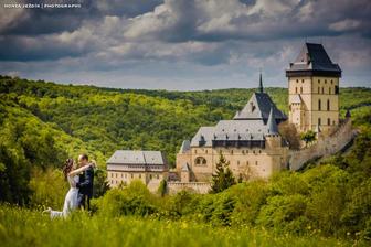 Karlštejn je srdcovka. Tahle fotka je z ukryté louky nad hradem, bohužel budeme muset počkat až na počasí, nejde dojet autem a musí se ťapkat pěšky lesem...každopádně to je moje vysněné místo na svatební fotky =)