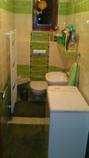 do WC sa zmestila aj prácka(uz je stará chudera-ale stale perie):-))