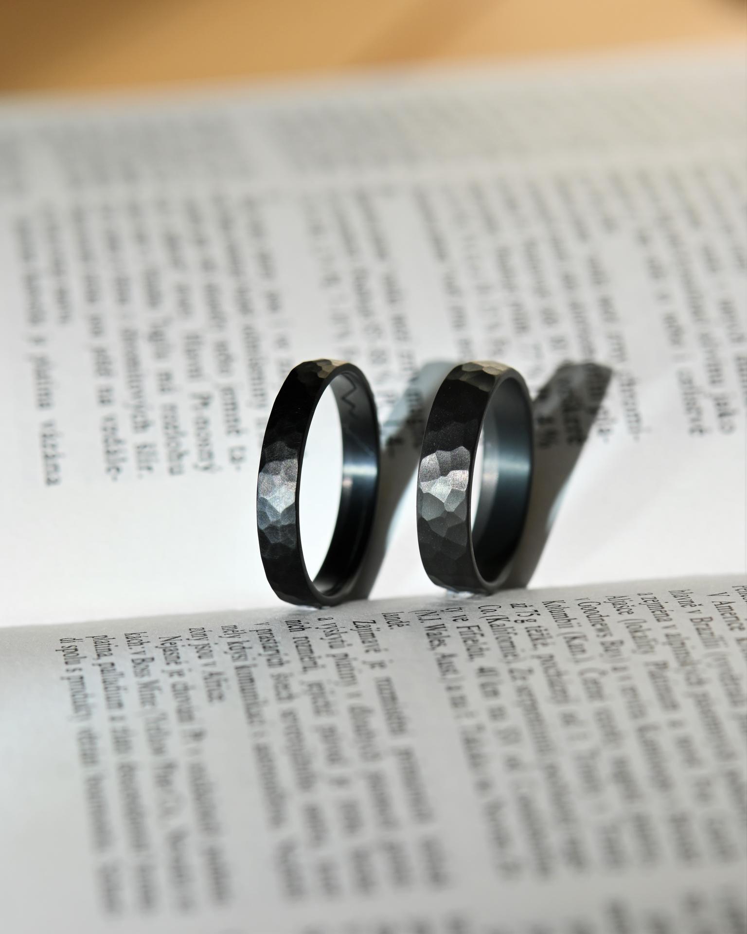 Cože, černé snubní prsteny? 😮 - Kované snubní prsteny z karbonizovaného titanu