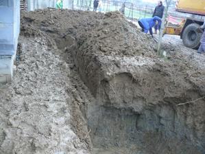 31.12.2009 pripravená jama na žumpu