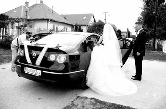 svadobné auto zozadu