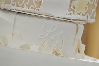 moja požiadavka na zlato-bielu a náš monogram splnená aj na torte, ďakujem