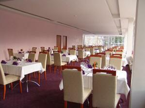 hotel atrium, cez okno krasny vyhlad na V.Tatry