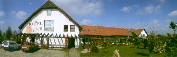 tady bude hostina - nebude! po změně provozovatelů nás kontaktovala nová majitelka, chtěla, abychom přijeli a domluvili jsme se. Ukázala nám pokoje a my jsme řekli NE. Holky, pokud chcete jen hostinu na krásném místě, tak zde ano, ale ubytování v kva