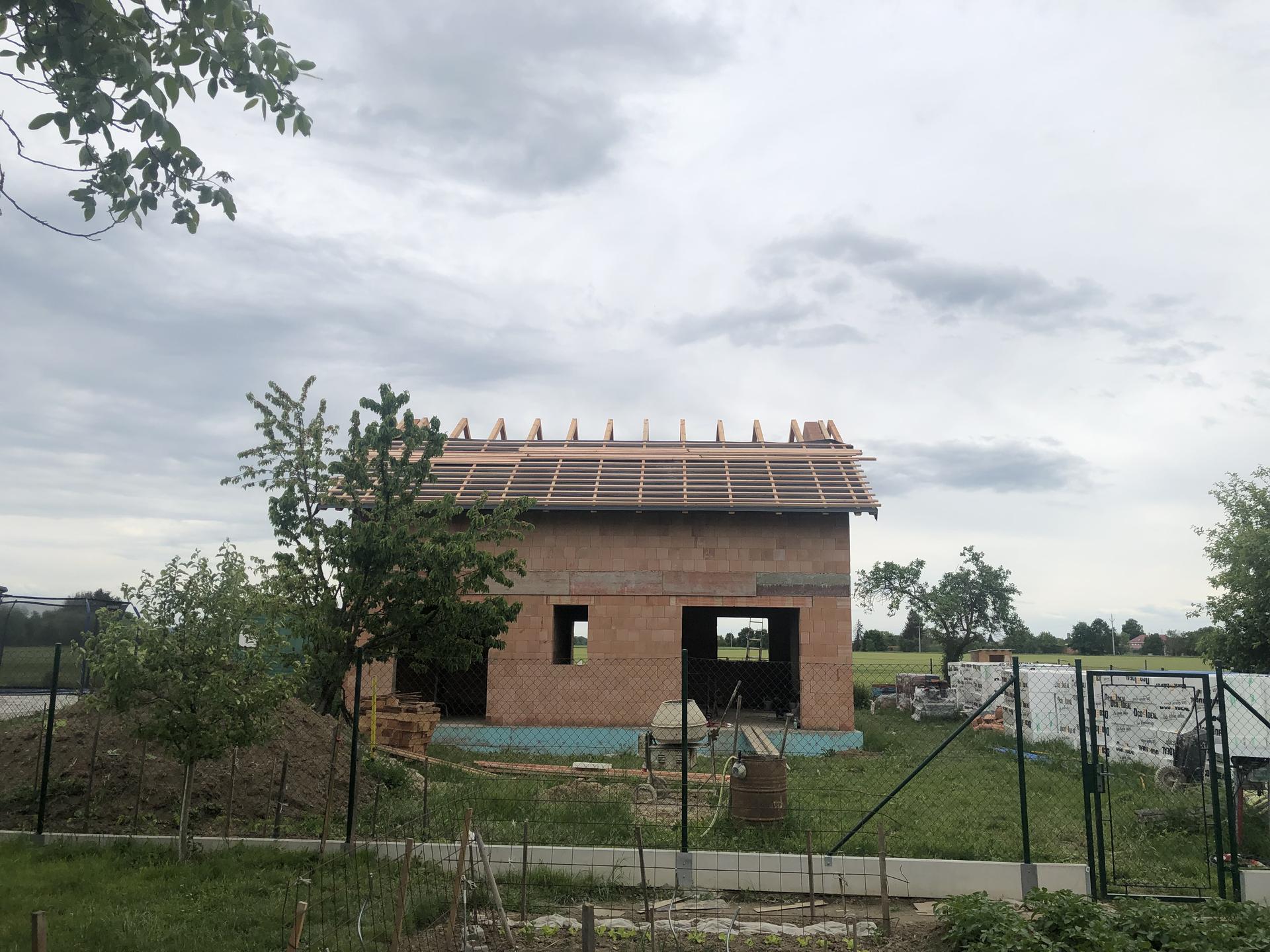 Náš domek, budoucí domov. - Konečne začínáme dělat střechu:)