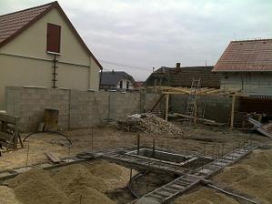 už sa pracuje aj na altánku