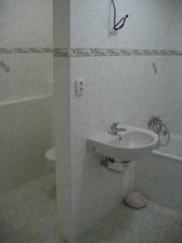 září (kolaudace) - WC za zídkou