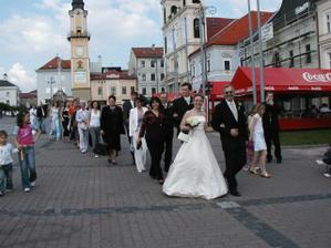 foto od kamošky - ako prichádzame na sobáš