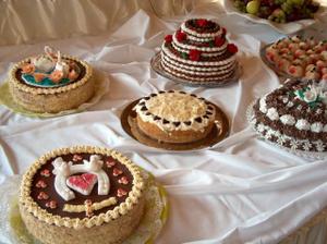 a tu sú naše mňamky :o) v strede torta pre našich vegetariánov!