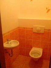 Hotové wc, ještě chybí zrcátko nad umyvadlem a věšáky na papír a ručník