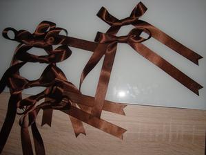 mašličky na kliky (jedna mašle=74 cm).. snad půjdou na černém autě vidět, když mi daly takovou práci :-P