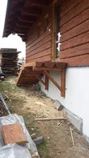 Schody ku bočnému východu. Ešte zábradlie tam pôjde.