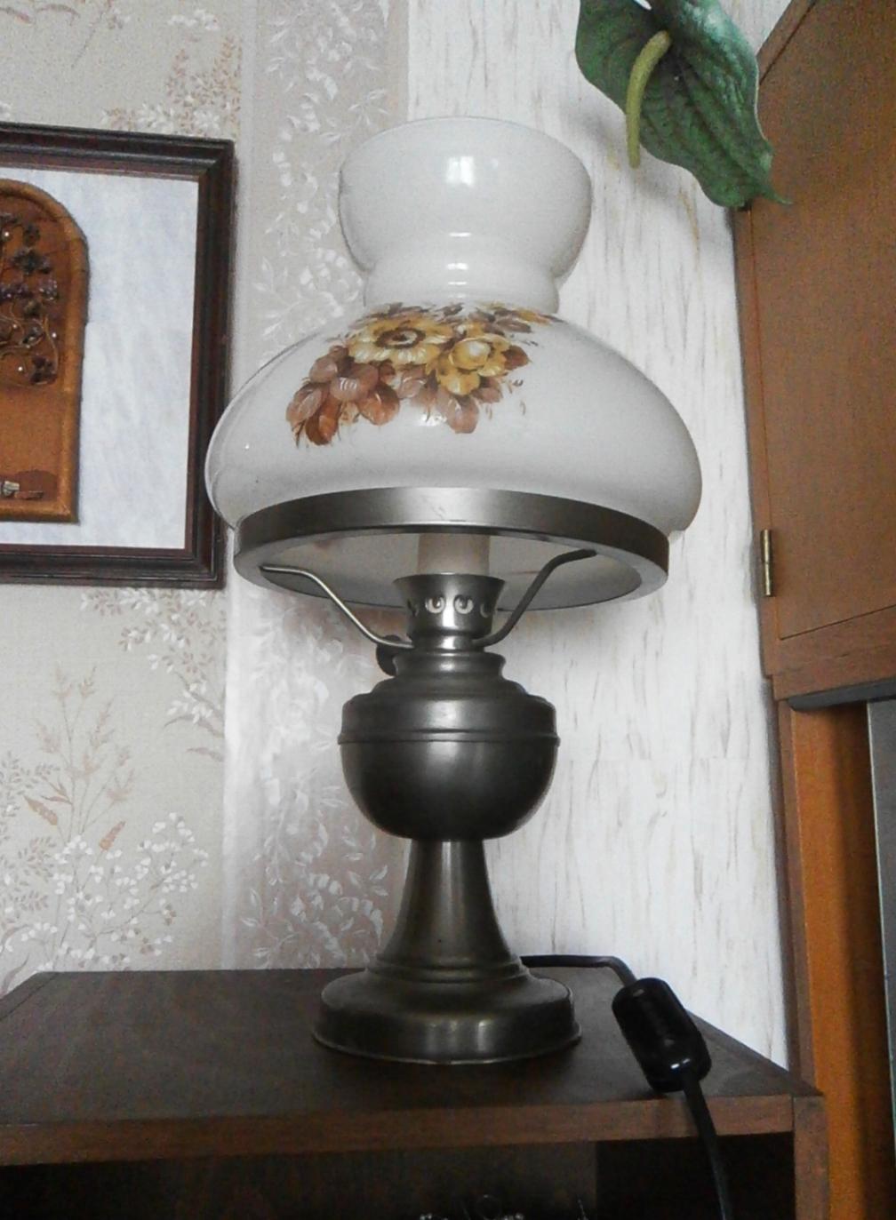 Lampa elektrická petrolejka kovový podstavec, malovaný skleněný kryt - Obrázek č. 2