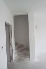 schody zatial hole, no zrejme len stupacie casti budu oblozene a predna stena napr. biela