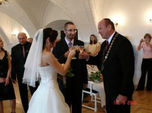Oddávající byl strašně sympatickej. Pořád se usmíval!