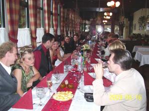 Ozdobeny stol v restaurácii