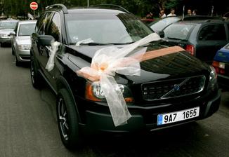 Tak přesně takové auto a výzdobu má ženich :D
