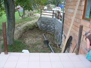 Pohled z terasy - u zídky plánujeme venkovní krb a posezení ... z terasy povedou schody