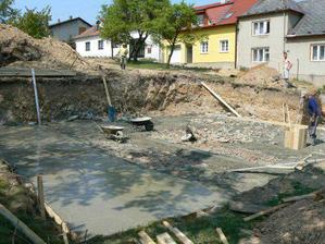 Betonování základů a desky. Chvíle klidu, než opět dorazí domíchávač. Tady už toho začínají mít všichni plné kecky ...
