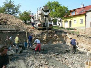 Je tu! Čtvrtá várka betonu, tak honem do práce!