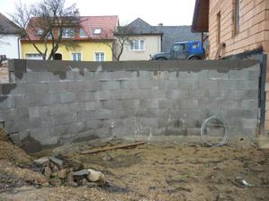 Horní "hladová zeď" (spodní je u vjezdu do garáže, kde plní opěrnou funkci), tady snad bude jednou venkovní krb a vůbec zázemí pro pařby :o)