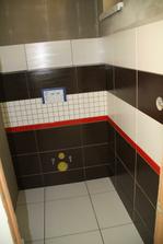 o víkendu jsme začali obkládat wc