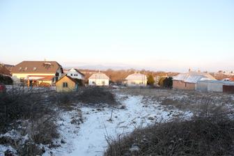Pohľad zo zadu do ulice- severovýchod.