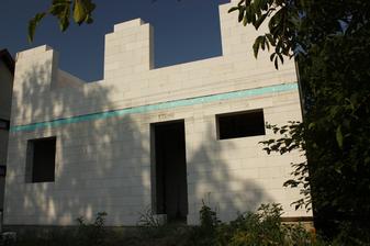 Domček pred betonovaním prekladov a vencov