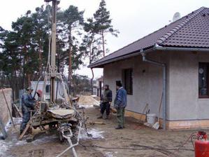Tak nám 29.1.2009 vrtali studnu...to abychom na jaře mohli zalévat tu naši travičku :-)
