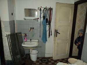 Tu bude v budúcnosti spálňa. Kúpeĺnu presunieme a aj letnú kuchyňu zrušíme a vytvoríme tam spálňu spojenú so šatníkom.