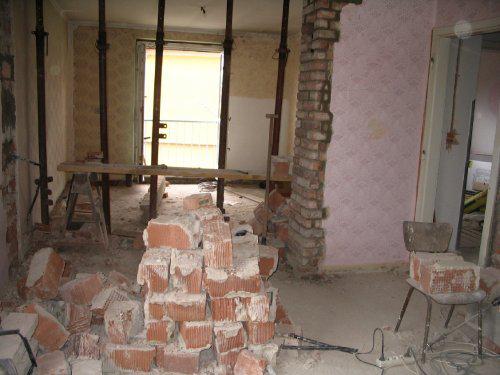 Byt Dubňany (rekonstrukce) - bourání příčky mezi kuchyní a obývákem