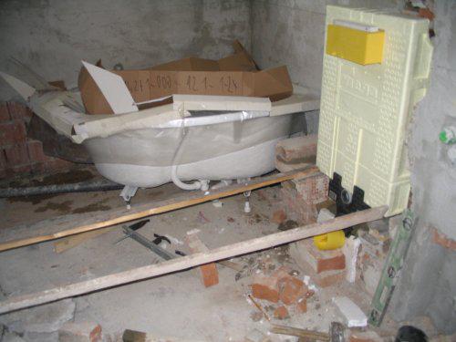 Byt Dubňany (rekonstrukce) - upevňujeme nádrž WC