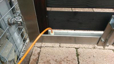 kabel na zamok som natiahol profilom, uz viem ake je to operovat laparoskopicky, lanko nepomohlo, musel som pouzit kameru...