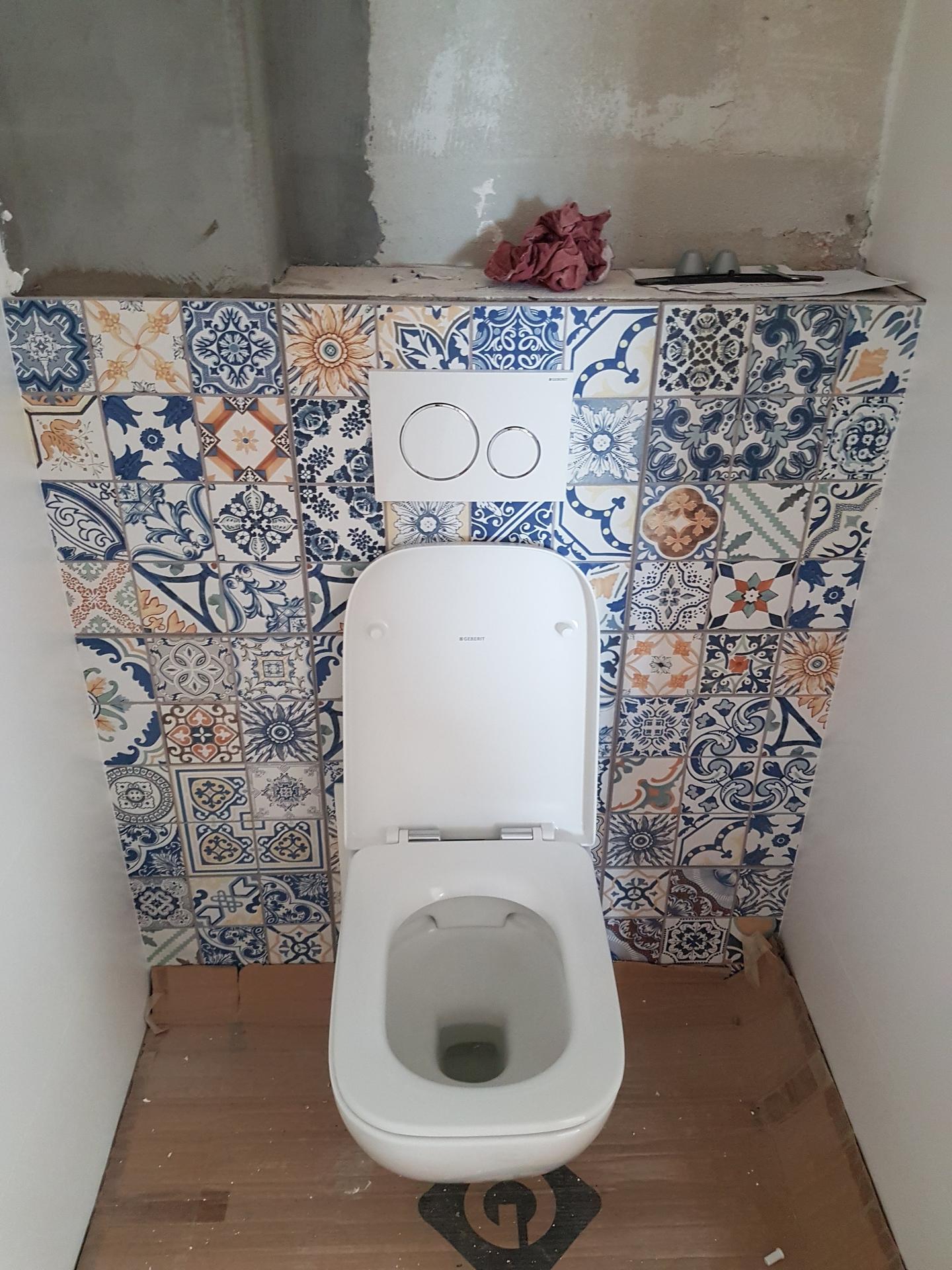 2022 Zařizujeme, vybavujeme a plníme dům rodinou :-) - Záchod (Geberit Selnova Square) v přízemí čeká již na své návštěvníky