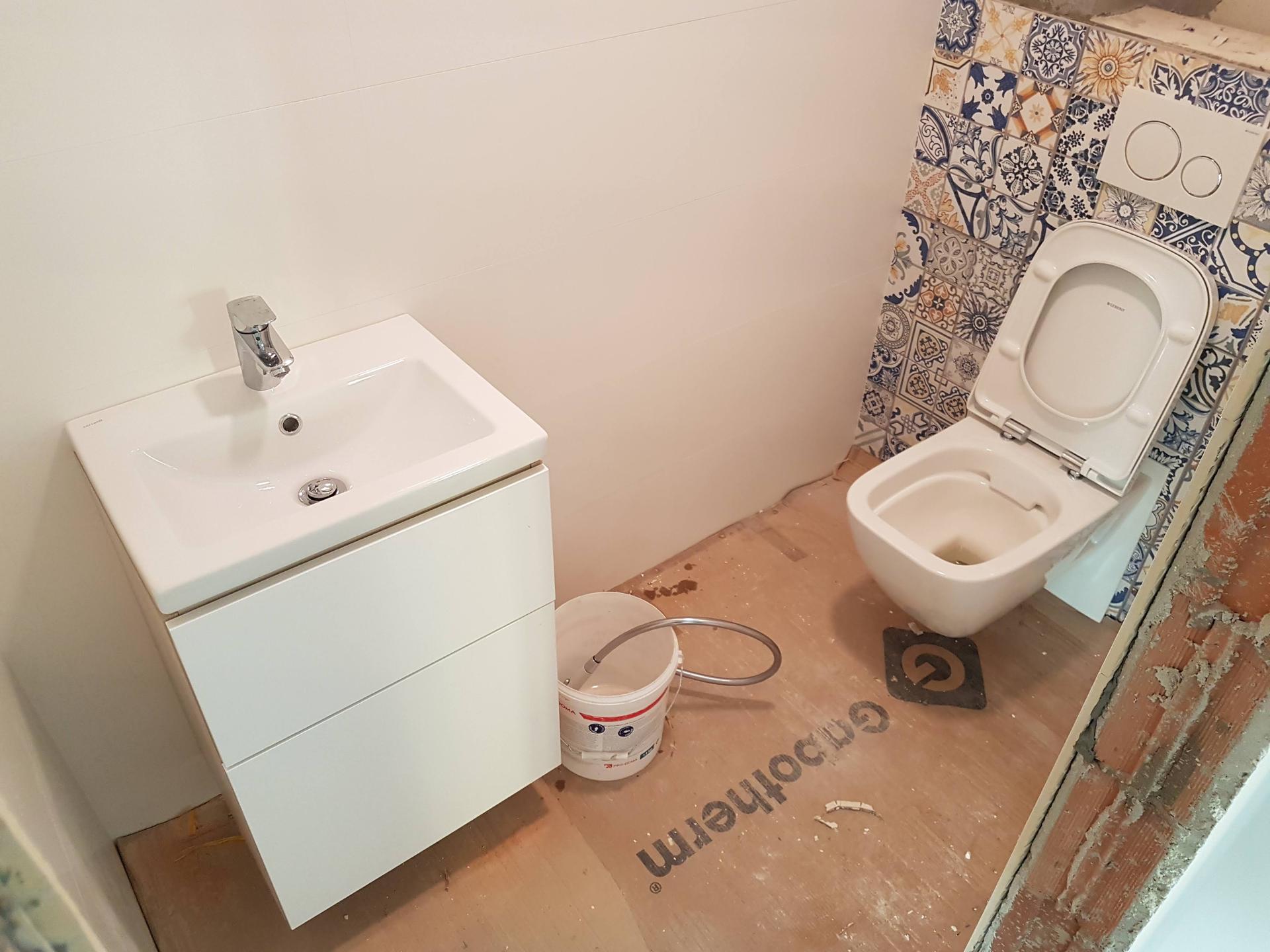 2022 Zařizujeme, vybavujeme a plníme dům rodinou :-) - Hotový záchod v přízemí - Geberit Selnova Square a skříňka s umyvadlem Cersanit