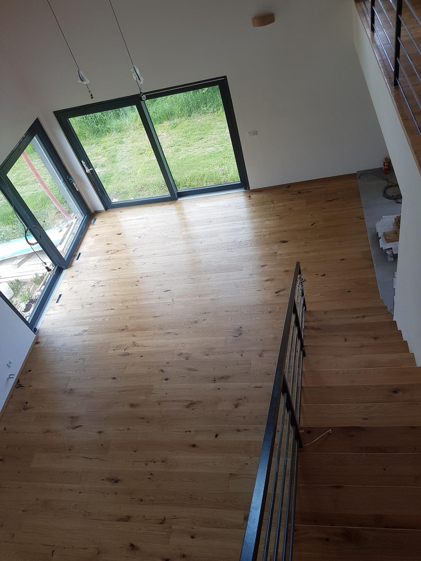 2022 Zařizujeme, vybavujeme a plníme dům rodinou :-) - Třívrstvá dřevěná podlaha Inspiration wood by Floor forever (Dub provence - Rustik) vypadá parádně. 