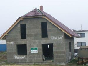 Střecha téměř hotová..