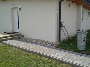 tak a takto to vyzerá tesne po položení chodníka