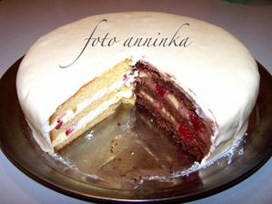 dort na zkousku - bude tripatrovy. 1.patro: cokoladovy s malinama a bananem, 2.patro: vanilkovy s mangem a jahodama, 3. patro to necham jiz na cukrari...udela urcite vyborne i to posledni patro! Potazeno bilym marcipanem a odobeny bude lesnim ovocem