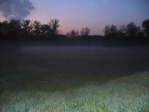 dnes večer - kúsok od nás ihrisko, krásne bolo vidieť ako sa dvíha hmla, asi 1 meter do výšky, bolo to krásnééé, nedalo sa mi to pekne nafotiť