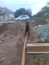 prípojka na kanalizáciu vykopaná