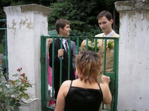 moje setra nechce ženicha jen tak pustit, vymysleli jsem na něj a na jeho svědka spoustu pastiček