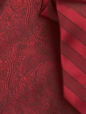 detail vesty s kravatou