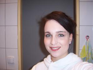make up byl hodně světlý. Na svatbu použiji tmavší